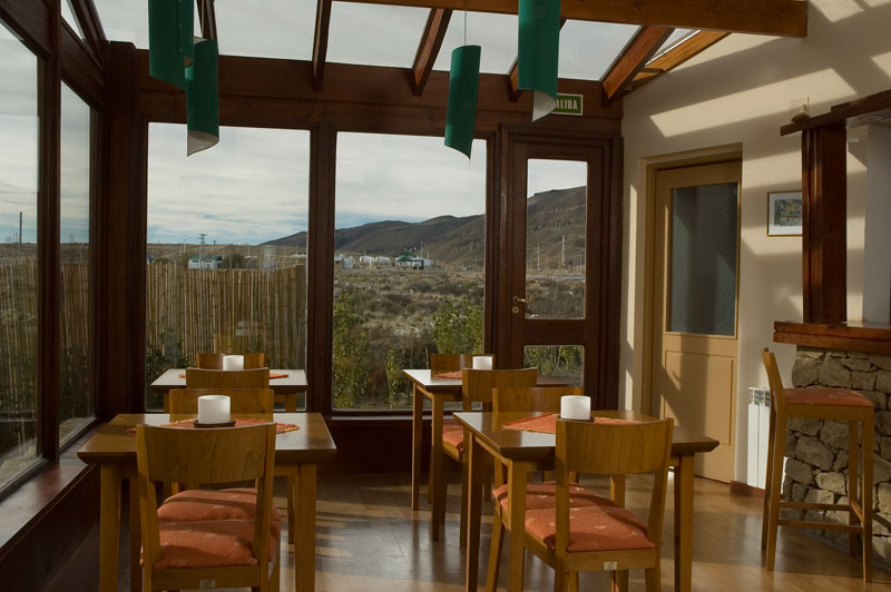 Comedor con ventalnales al patio y al Cerro Calafate